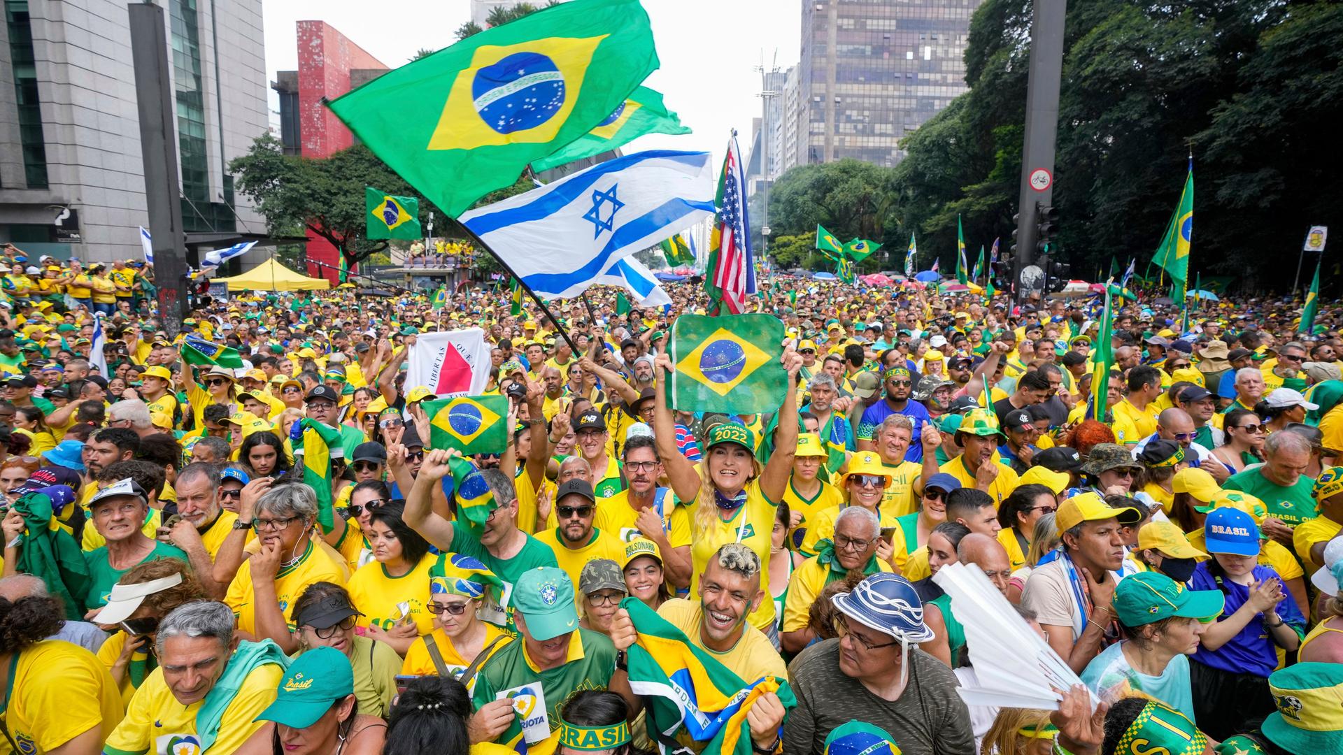Tausende Menschen mit Fahnen drängen sich bei einer Protestaktion in den Straßen von São Paulo in Brasilien.