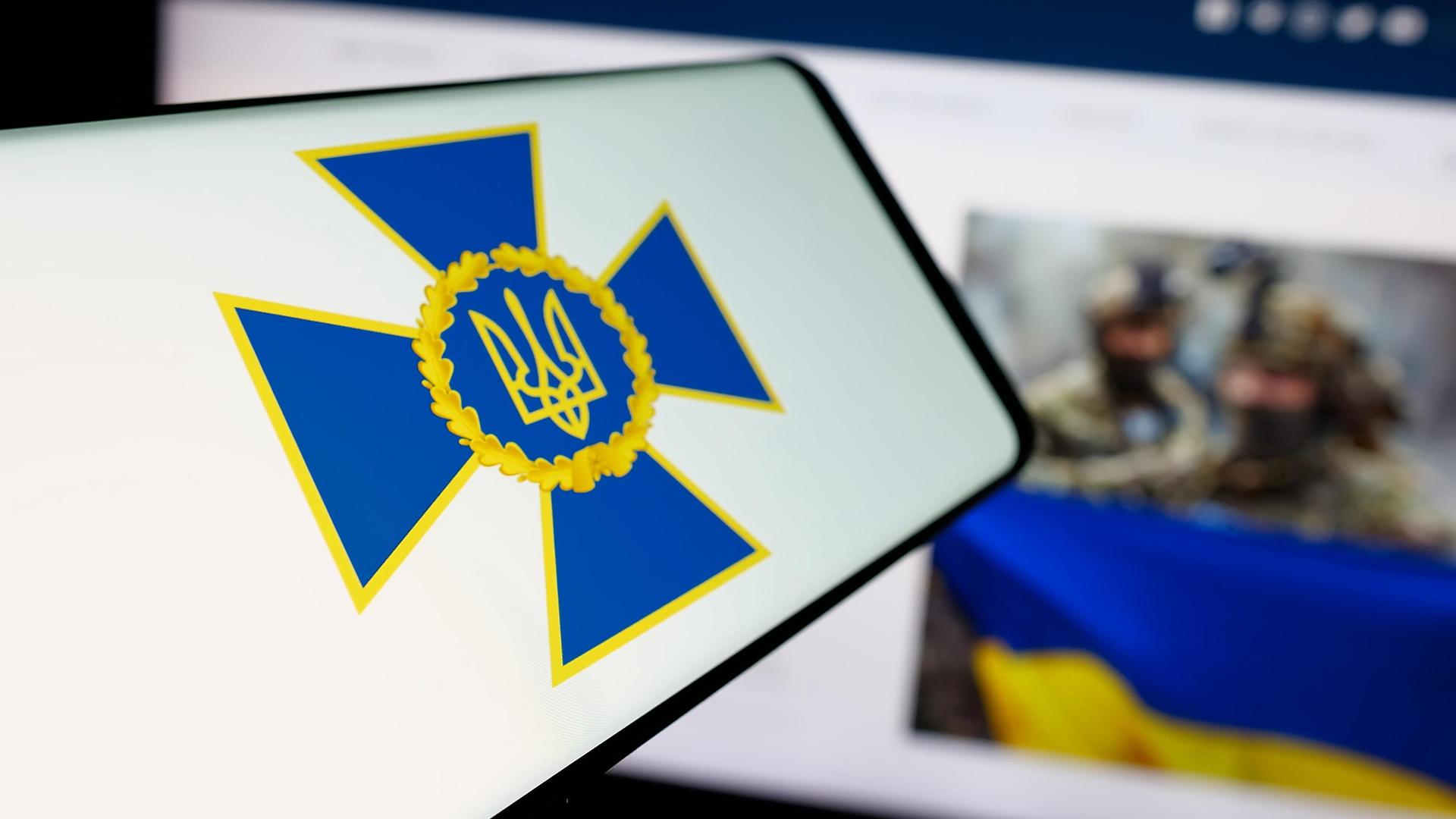 Das Logo des ukrainischen Inlandsgeheimdienstes SBU auf einem Handy