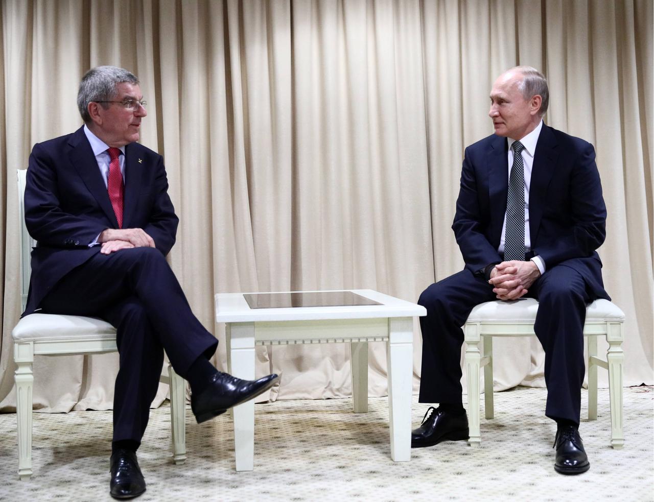 IOC-Präsident Thomas Bach (l.) im Gespräch mit dem russischen Präsidenten Wladimir Putin im Jahr 2019.