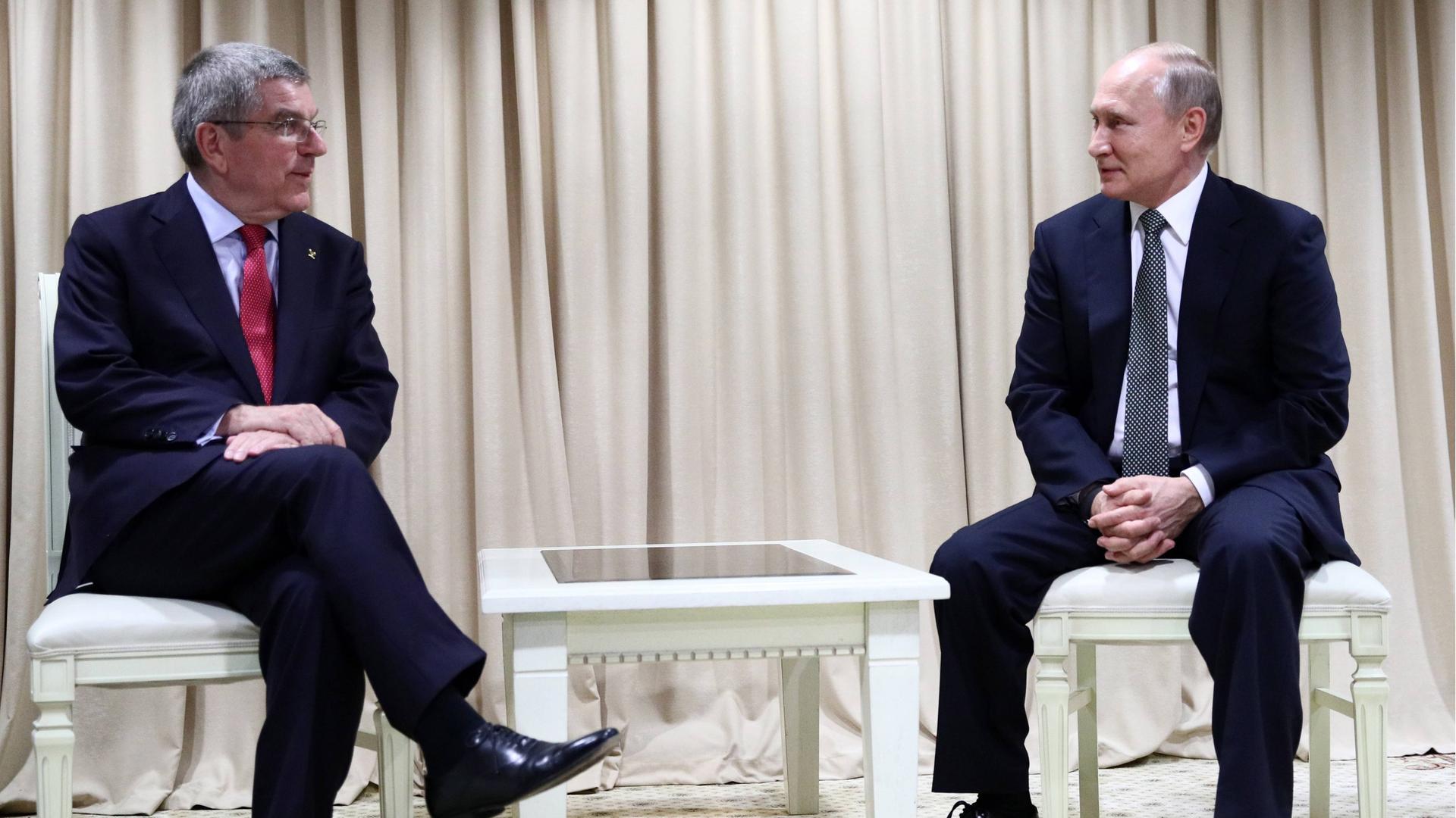 IOC-Präsident Thomas Bach (l.) im Gespräch mit dem russischen Präsidenten Wladimir Putin im Jahr 2019.