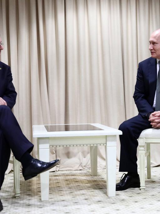 IOC-Präsident Thomas Bach (l.) im Gespräch mit dem russischen Präsidenten Wladimir Putin im Jahr 2019.