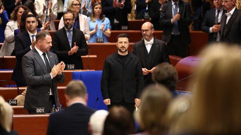 Der ukrainische Präsident Selenskyj nach seiner Rede vor dem Europarat in Straßburg. 
