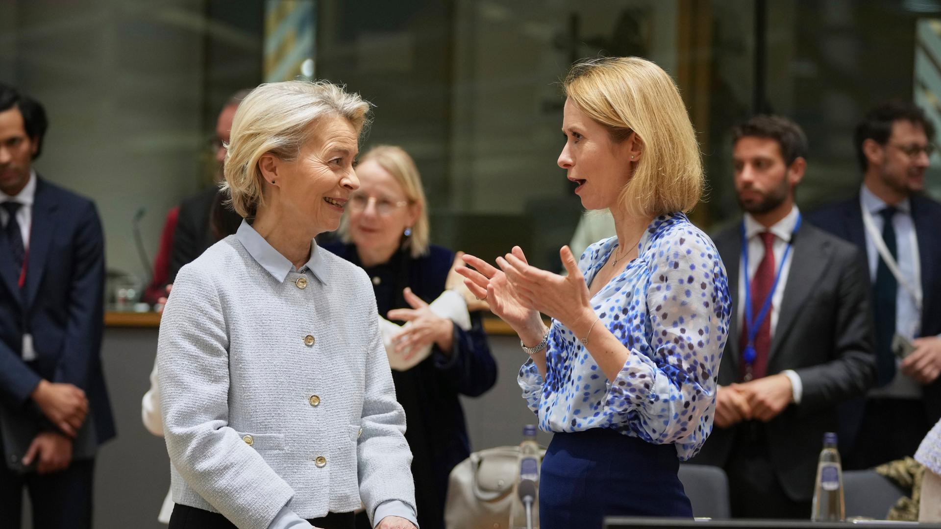 Die Präsidentin der Europäischen Kommission, Ursula von der Leyen (l) spricht mit der Leiterin der Außenpolitik der Europäischen Union, Kaja Kallas, im Gebäude des Europäischen Rates in Brüssel. Die Präsidentin der Europäischen Kommission, Ursula von der Leyen (l) spricht mit der Leiterin der Außenpolitik der Europäischen Union, Kaja Kallas, im Gebäude des Europäischen Rates in Brüssel.