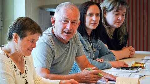 Drei Frauen und ein Mann in einem Deutschkurs für ukrainische Geflüchtete bei der evangelischen Flüchtlingshilfe in Gladbeck in Nordrhein-Westfalen.