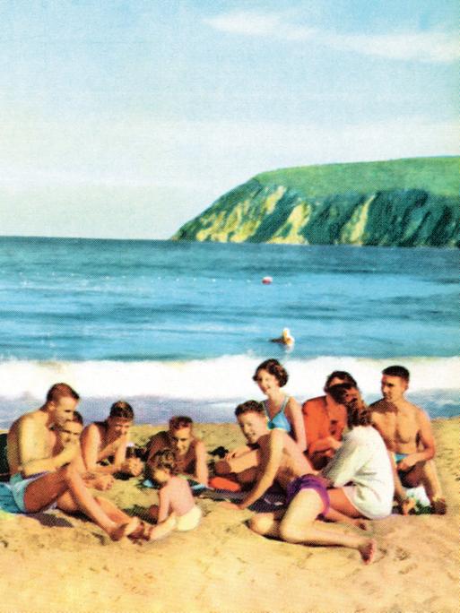 Ein altes Familienfoto einer Grossfamilie am Strand wie aus der Werbung.