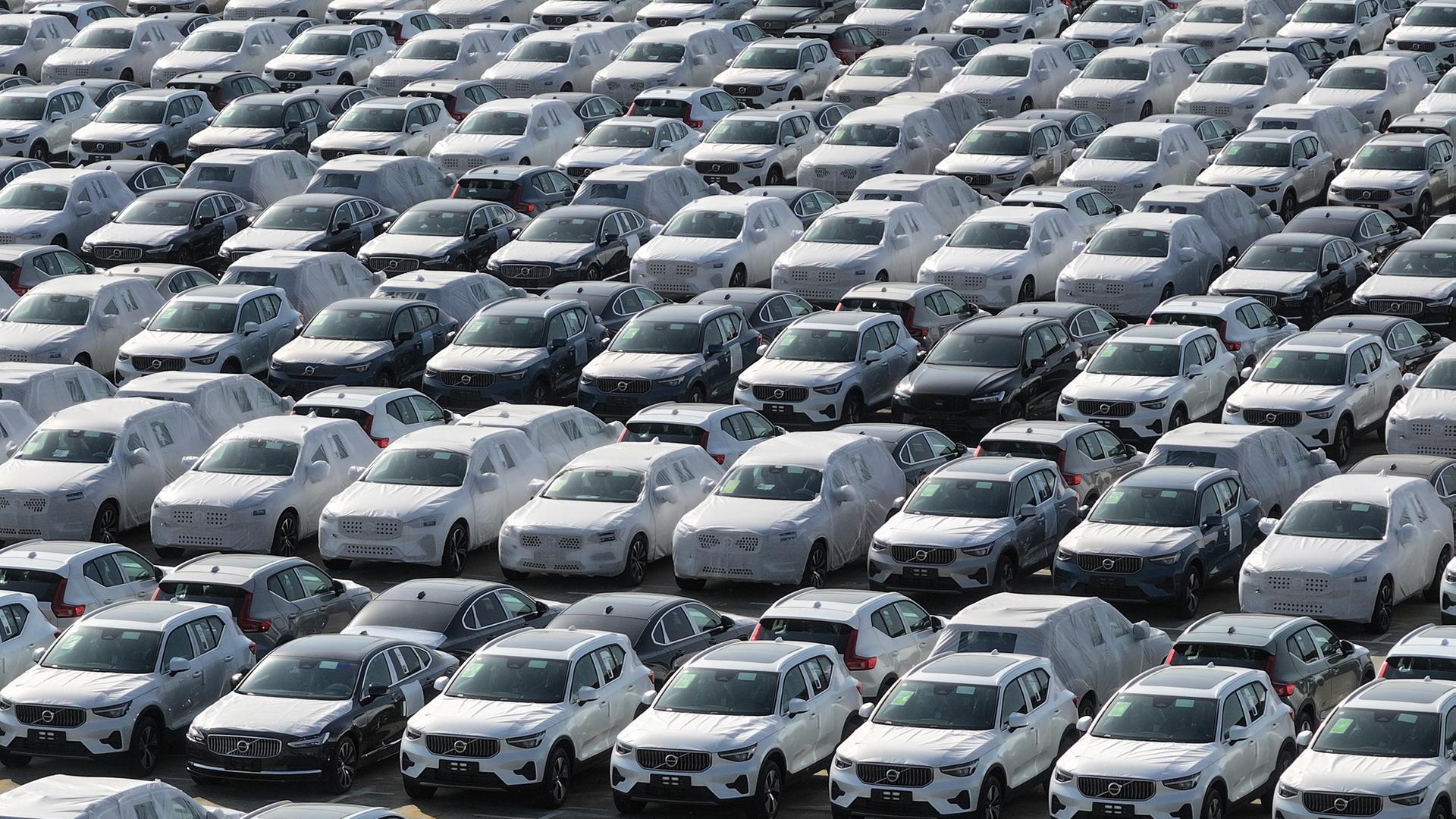 Autos im Hafen von Nanjing in der Provinz Jiangsu. Im 1. Quartal 2024 stieg die Produktion von 9.012 auf 9.079 Millionen Fahrzeuge.