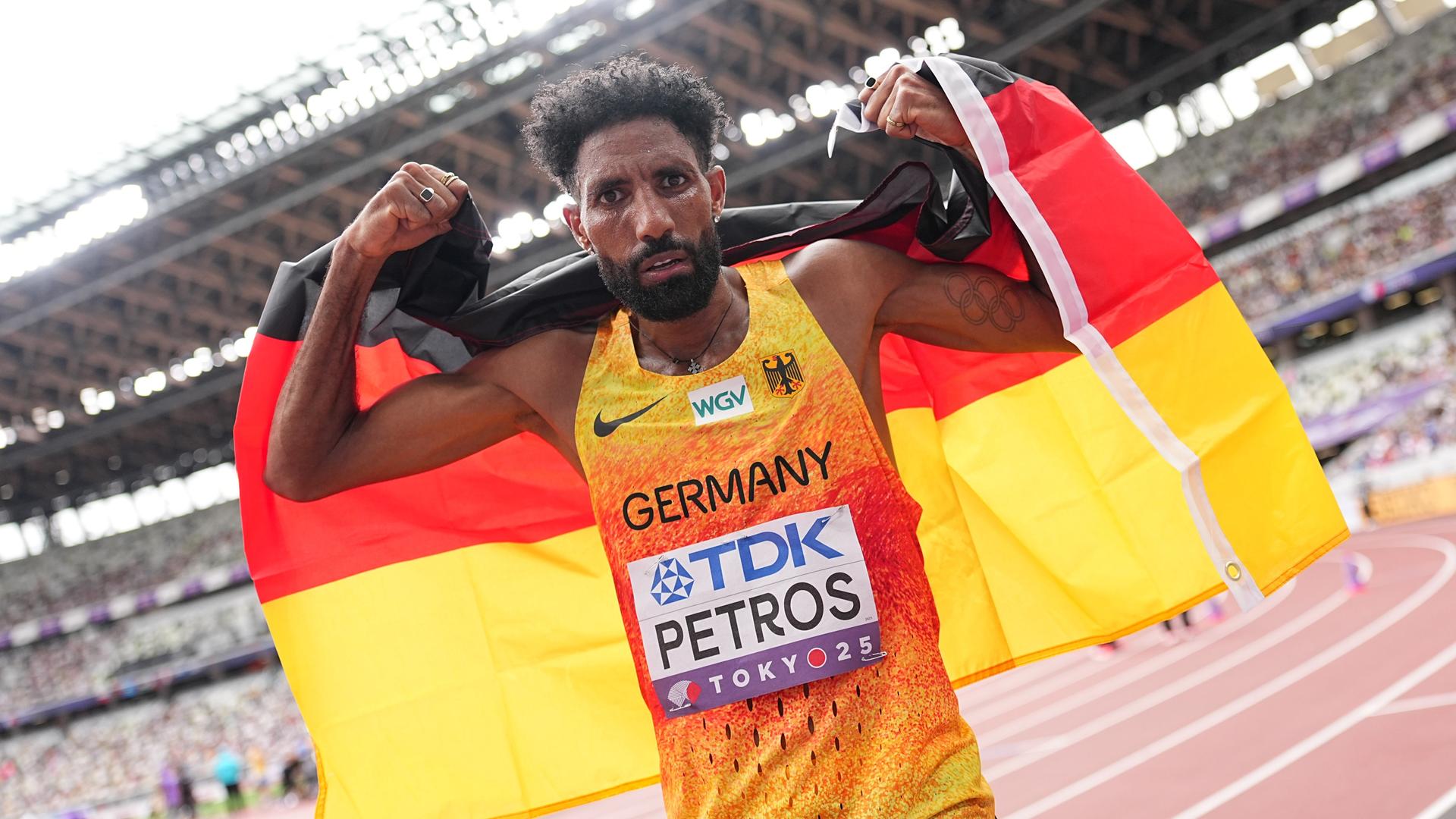 Leichtathletik-Weltmeisterschaft in Japan: Amanal Petros aus Deutschland im Olympiastadion von Tokio mit der deutschen Nationalflagge. 