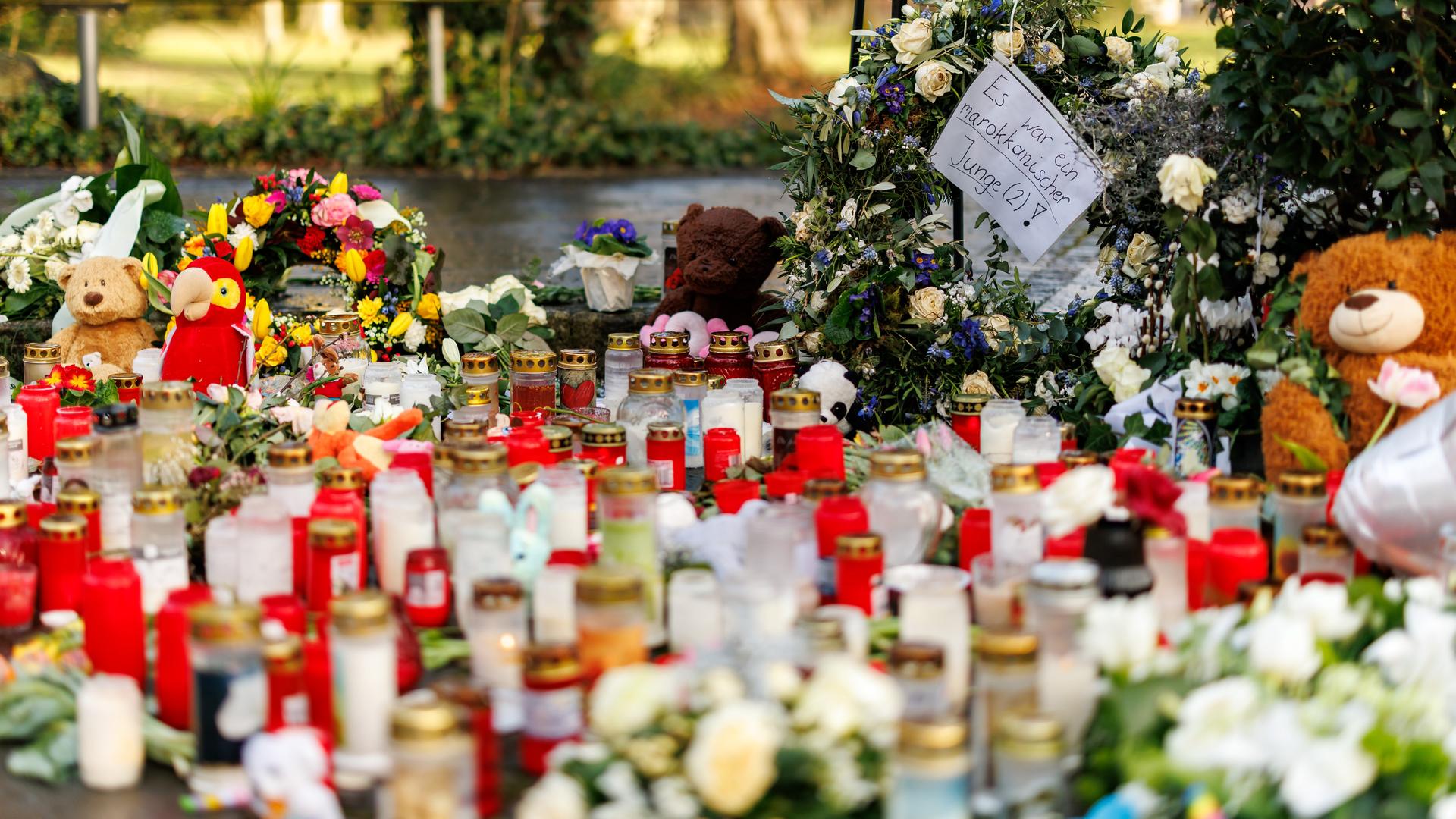 Zahlreiche Kerzen und Blumen sind im Park Schöntal in Gedenken an die Opfer des tödlichen Messerangriffs aufgestellt. Zahlreiche Kerzen und Blumen sind im Park Schöntal in Gedenken an die Opfer des tödlichen Messerangriffs aufgestellt.