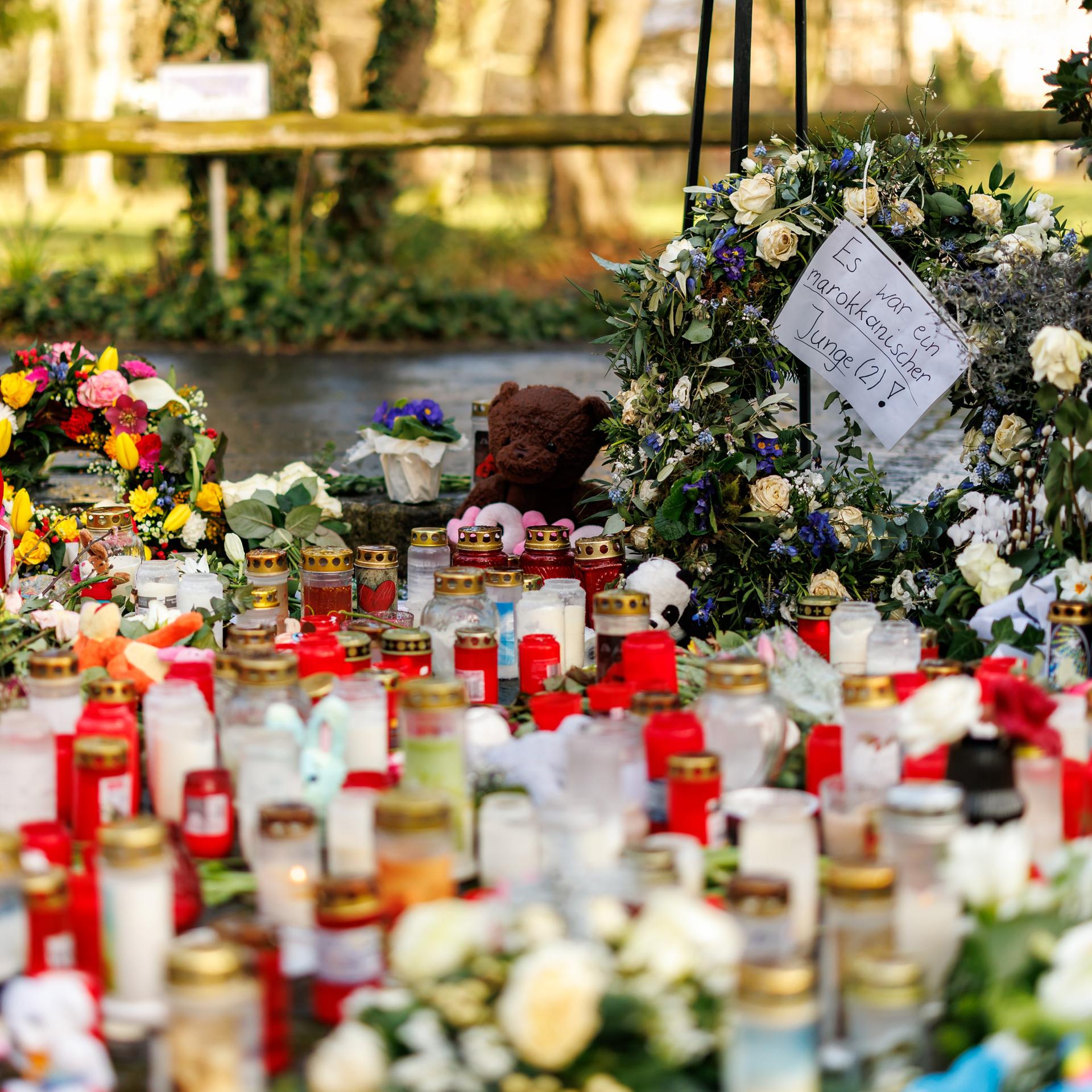 Zahlreiche Kerzen und Blumen sind im Park Schöntal in Gedenken an die Opfer des tödlichen Messerangriffs aufgestellt. 