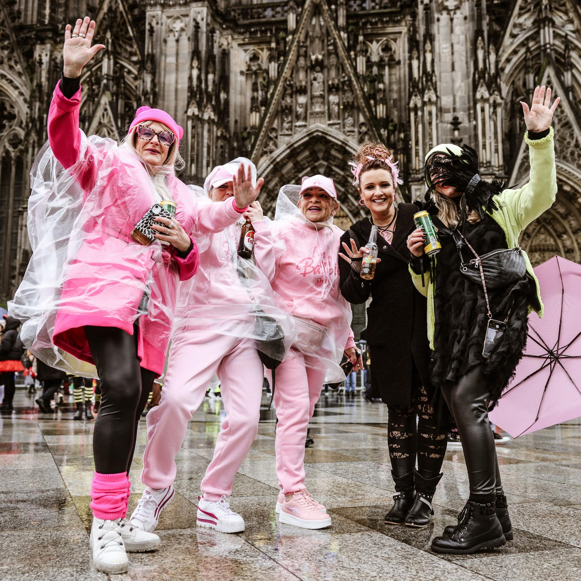 Brauchtum - Straßenkarneval im Rheinland beginnt mit Weiberfastnacht