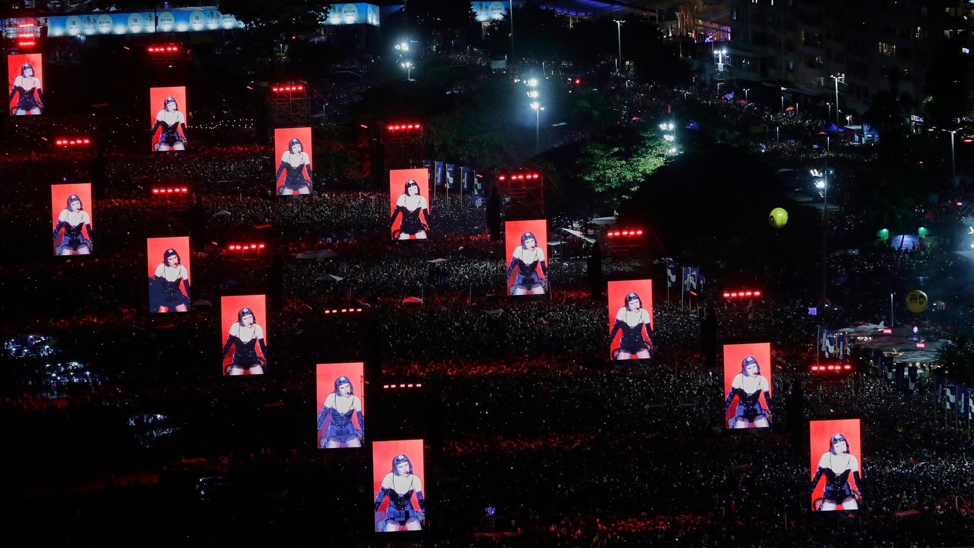 Sehr viele Fans am Strand der Copacabana. Es gibt viele Monitore mit Lady Gaga darauf. Sehr viele Fans am Strand der Copacabana. Es gibt viele Monitore mit Lady Gaga darauf.