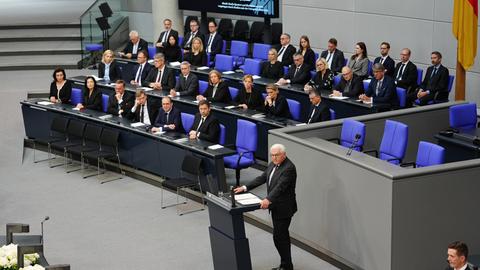 Bundespräsident Frank-Walter Steinmeier spricht in der Gedenkstunde zum 80. Jahrestag des Endes des Zweiten Weltkriegs im Bundestag.