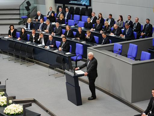Bundespräsident Frank-Walter Steinmeier spricht in der Gedenkstunde zum 80. Jahrestag des Endes des Zweiten Weltkriegs im Bundestag. Bundespräsident Frank-Walter Steinmeier spricht in der Gedenkstunde zum 80. Jahrestag des Endes des Zweiten Weltkriegs im Bundestag.