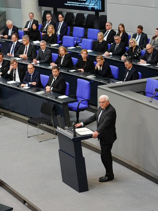 Bundespräsident Frank-Walter Steinmeier spricht in der Gedenkstunde zum 80. Jahrestag des Endes des Zweiten Weltkriegs im Bundestag.