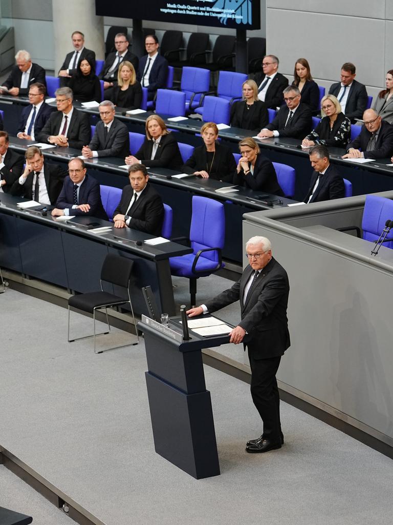 Bundespräsident Frank-Walter Steinmeier spricht in der Gedenkstunde zum 80. Jahrestag des Endes des Zweiten Weltkriegs im Bundestag. Bundespräsident Frank-Walter Steinmeier spricht in der Gedenkstunde zum 80. Jahrestag des Endes des Zweiten Weltkriegs im Bundestag.
