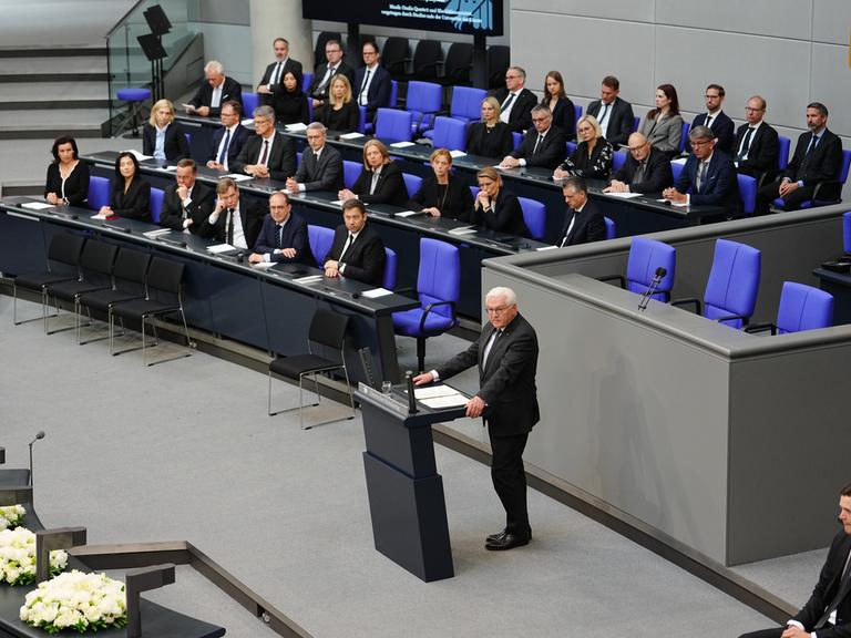 Bundespräsident Frank-Walter Steinmeier spricht in der Gedenkstunde zum 80. Jahrestag des Endes des Zweiten Weltkriegs im Bundestag.