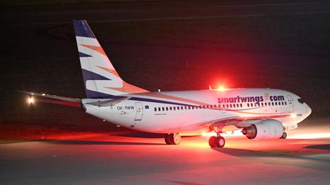 Ein Flugzeug der Gesellschaft Smartwings auf dem nächtlichen Rollfeld des Airports Leipzig/Halle.