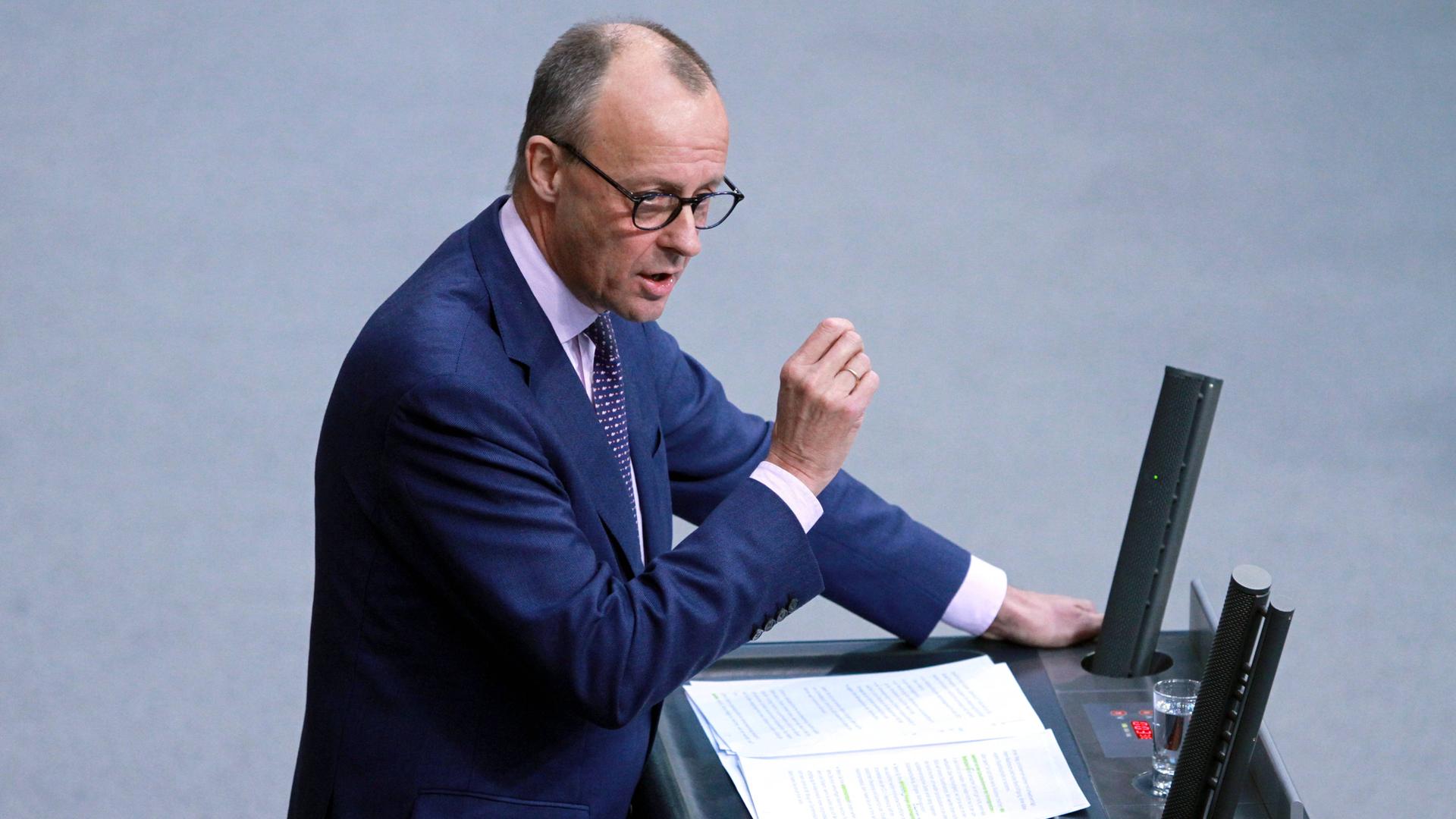 CDU-Chef Friedrich Merz antwortet auf den Bundeskanzler Olaf Scholz nach dessen Regierungserklärung. CDU-Chef Friedrich Merz antwortet auf den Bundeskanzler Olaf Scholz nach dessen Regierungserklärung.