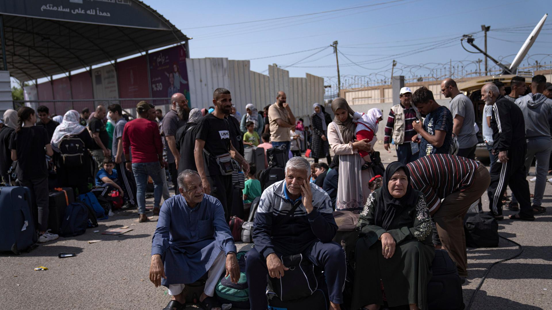 Palästinenser warten an der Grenze zu Ägypten