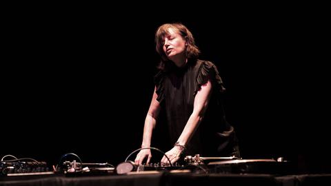 Die Komponistin und Klangkünstlerin Marina Rosenfeld bei einem Konzert in Melbourne im Jahr 2026 Die Komponistin und Klangkünstlerin Marina Rosenfeld bei einem Konzert in Melbourne im Jahr 2026