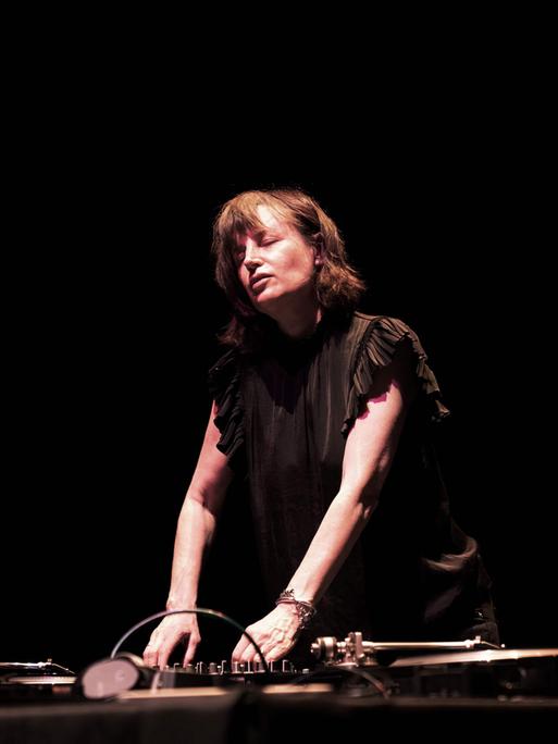 Die Komponistin und Klangkünstlerin Marina Rosenfeld bei einem Konzert in Melbourne im Jahr 2026 Die Komponistin und Klangkünstlerin Marina Rosenfeld bei einem Konzert in Melbourne im Jahr 2026