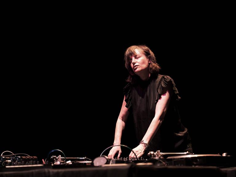 Die Komponistin und Klangkünstlerin Marina Rosenfeld bei einem Konzert in Melbourne im Jahr 2026 Die Komponistin und Klangkünstlerin Marina Rosenfeld bei einem Konzert in Melbourne im Jahr 2026