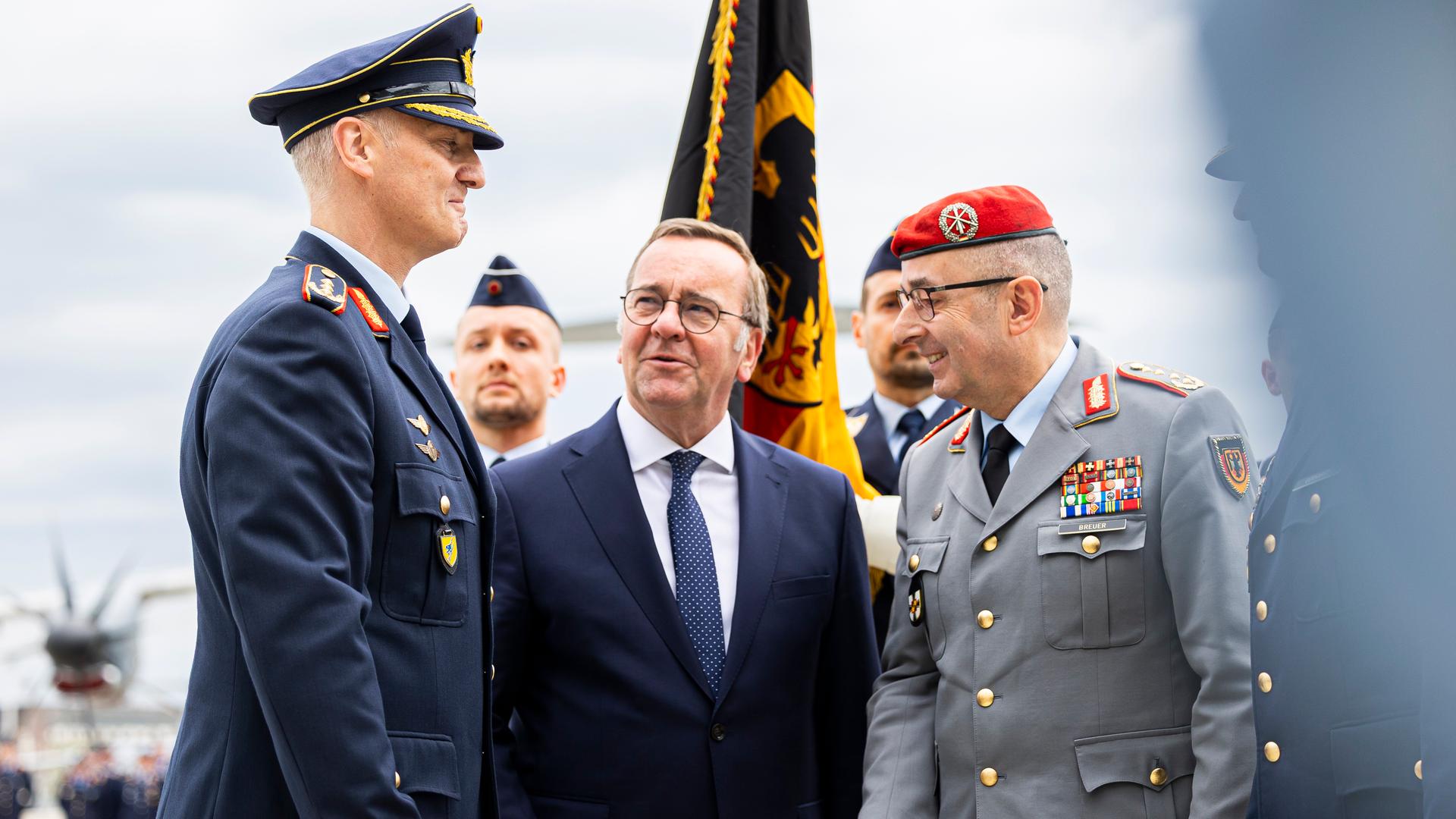 Generalleutnant Holger Neumann (l), neuer Inspekteur der Luftwaffe, Boris Pistorius (3.v.l, SPD), Bundesminister der Verteidigung, und General Carsten Breuer (r), Generalinspekteur der Bundeswehr, stehen bei einem Übergabeappell zum Wechsel vom Inspekteur der Luftwaffe auf dem Gelände vom Fliegerhorst Wunstorf. 