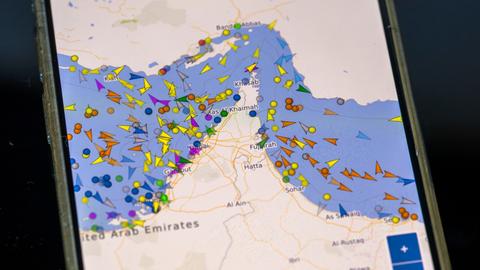 Blick auf das Display in Landkarten-Optik. Die Schiffe sind als längliche Dreiecke in verschiedenen Farben dargestellt.