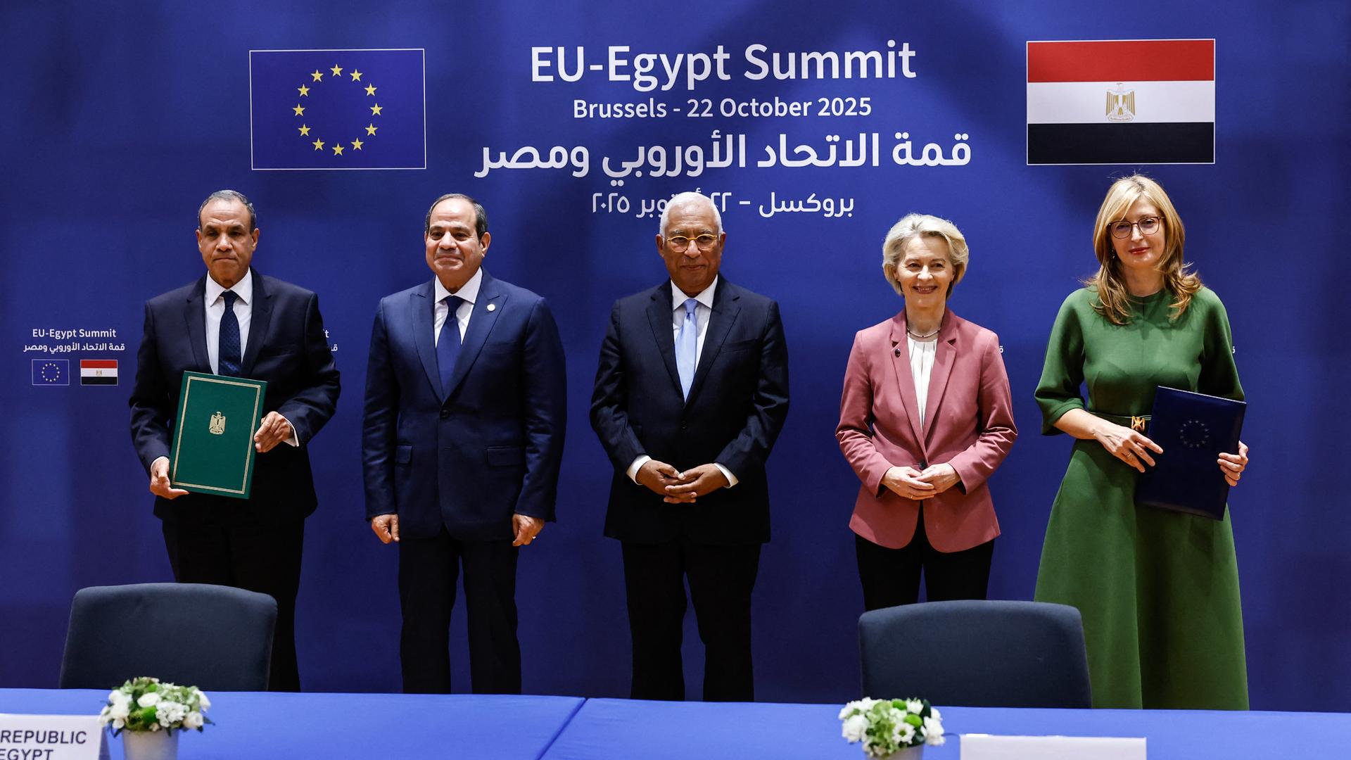 Der ägyptische Außenminister Badr Abdelatty, der ägyptische Präsident Abdel Fattah al-Sisi, der Präsident des Europäischen Rates Antonio Costa, die Präsidentin der Europäischen Kommission Ursula von der Leyen und die EU-Kommissarin für Start-ups, Forschung und Innovation Ekaterina Zaharieva posieren für die Kameras.