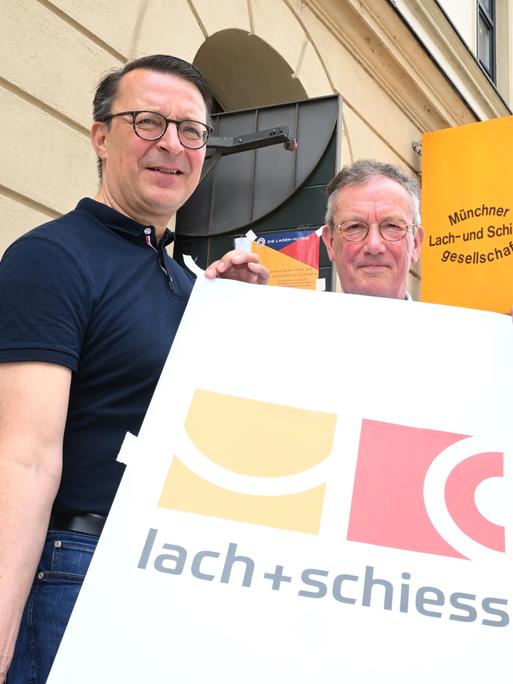 Die Interimsgeschäftsführer Christian Schultz (links) und Ulrich Spandau (Mitte) sowie Gesellschafter Christian Ude (rechts) präsentieren am 12. Juli 2023 in München das neue Logo der Lach- und Schießgesellschaft.