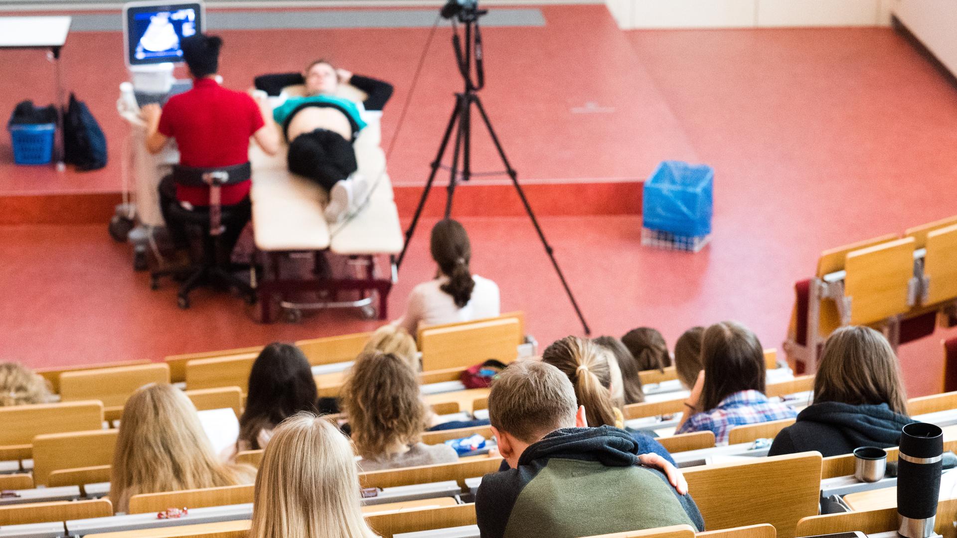 Medizinstudent/innen verfolgen eine interaktive Vorlesung mit Ultraschallgeräten im Hörsaal F an der Medizinischen Hochschule Hannover MHH. 