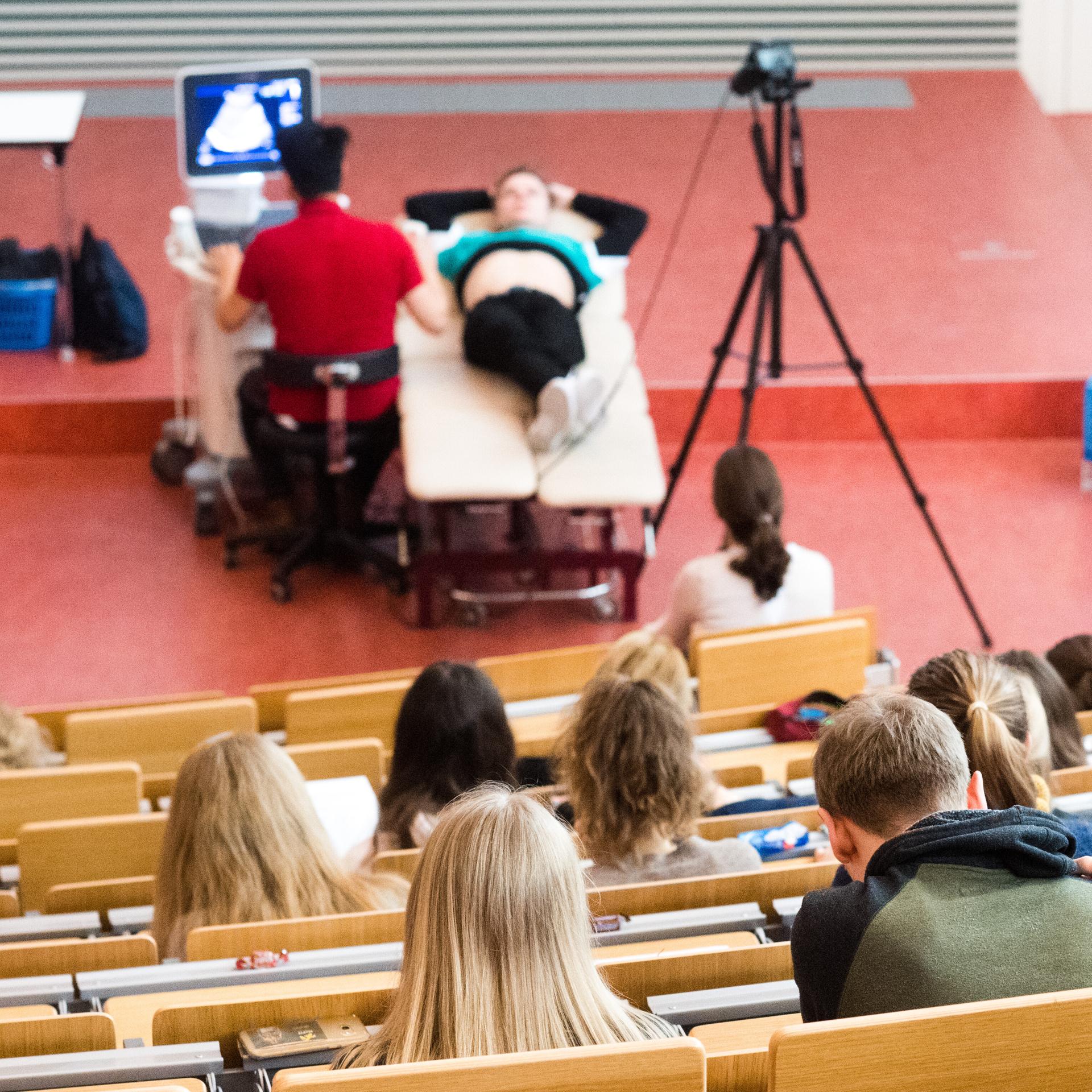 Medizinstudium - Sexuelle Belästigung angehender Ärztinnen und Ärzte: Studie zeigt hohes Ausmaß auf