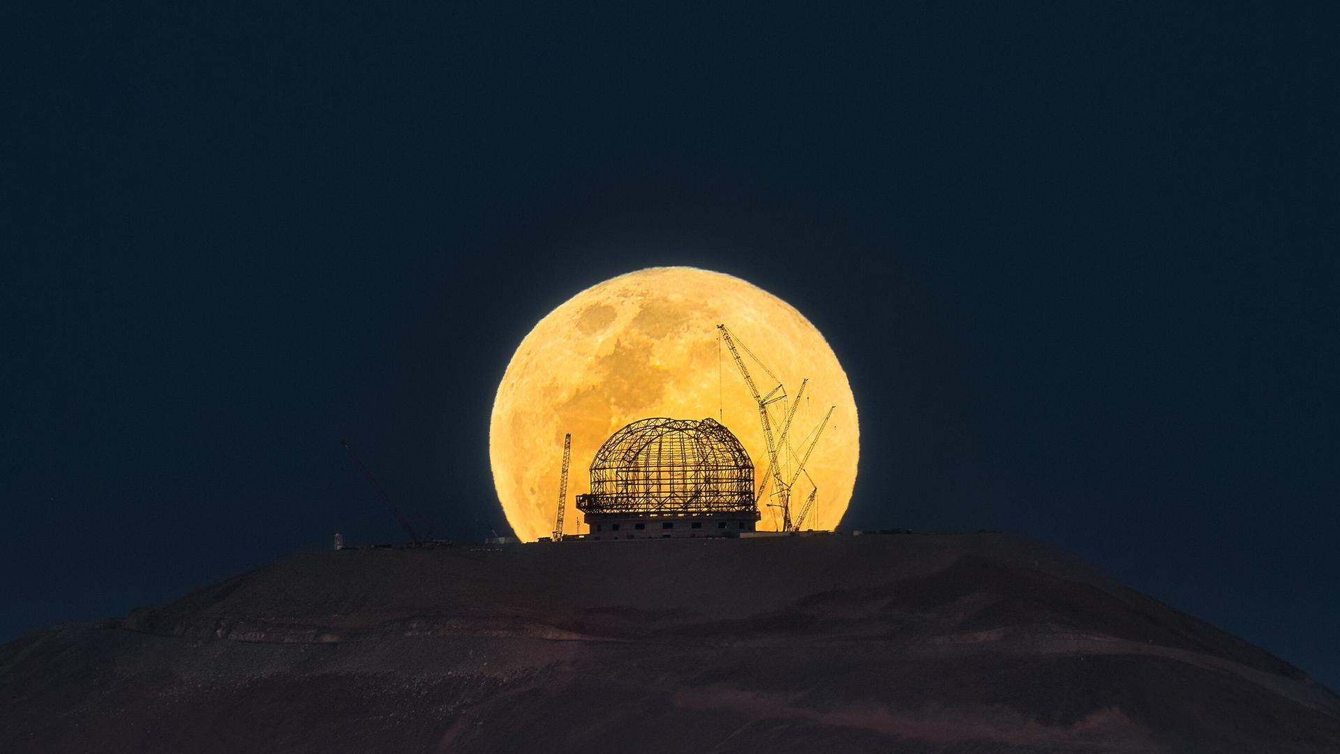 Am 28. Oktober 2023 ging der Vollmond genau hinter der Kuppelkonstruktion des Extremely Large Telescope im Norden Chiles auf – die Aufnahme entstand aus rund 20 km Entfernung. 