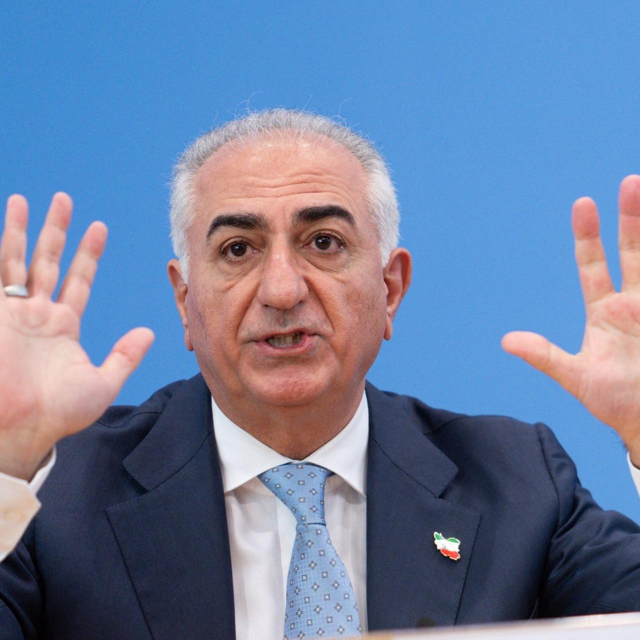 Reza Pahlavi, der Sohn des früheren iranischen Schahs, bei einer Pressekonferenz zur aktuellen Lage im Iran im Haus der Bundespressekonferenz teil.