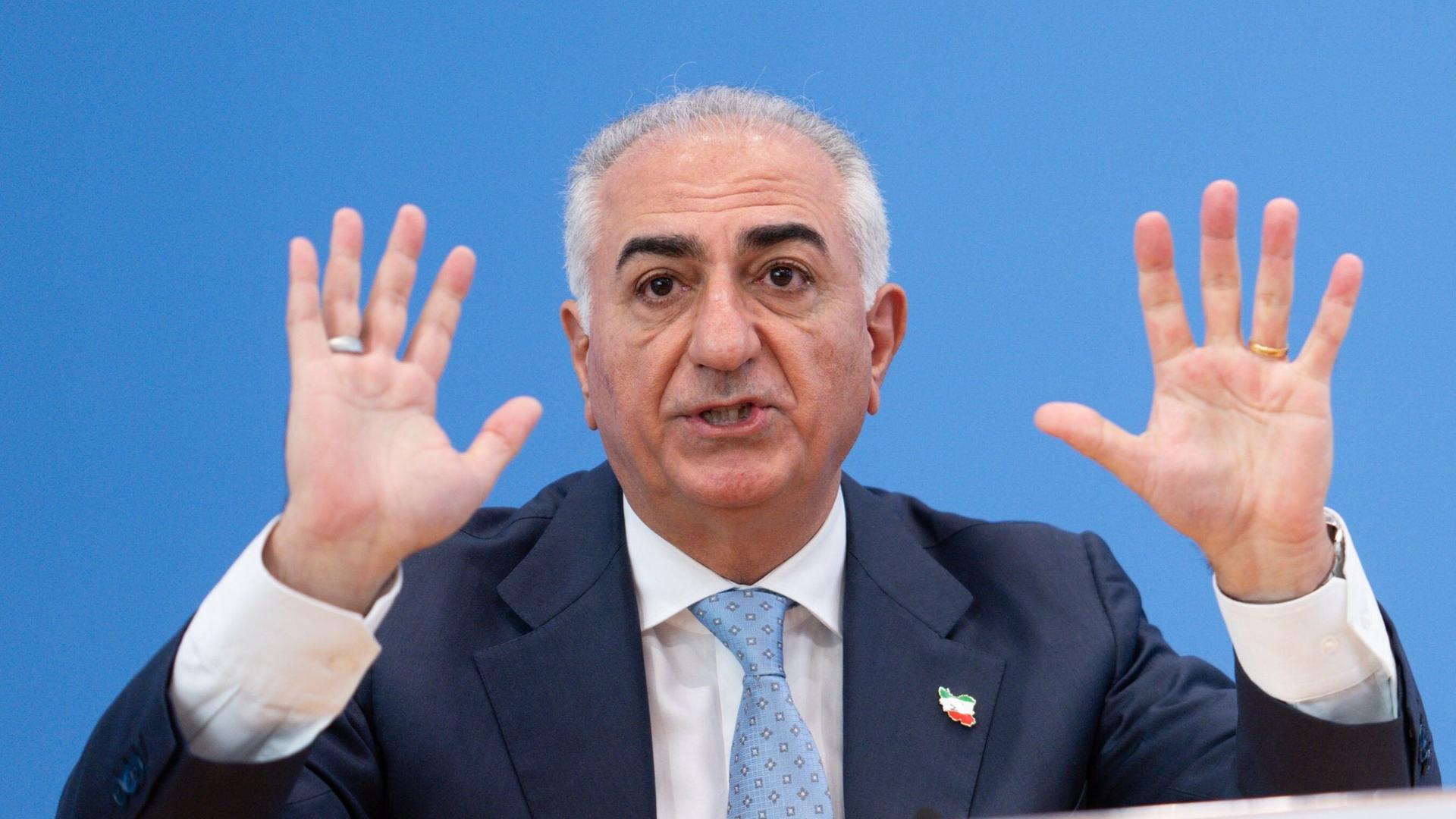 Reza Pahlavi, der Sohn des früheren iranischen Schahs, spricht bei einer Pressekonferenz zur Lage im Iran im Haus der Bundespressekonferenz. Er hat beide Hände erhoben und gestikuliert. 