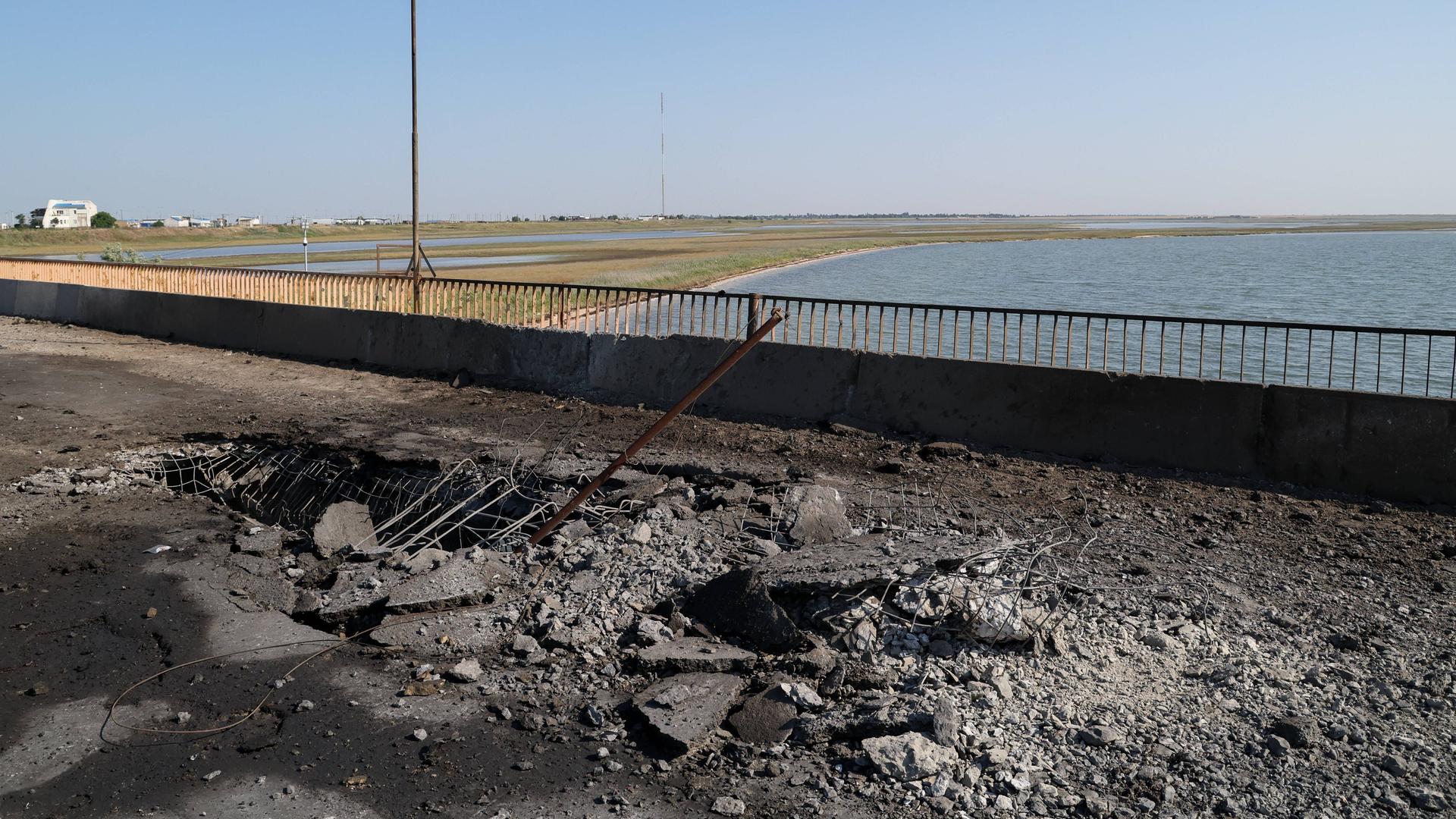 Ukraine, Cherson-Region: In der südukrainischen Region Cherson ist nach russischen Angaben eine Brücke zur Halbinsel Krim durch einen ukrainischen Luftangriff beschädigt worden. Ukraine, Cherson-Region: In der südukrainischen Region Cherson ist nach russischen Angaben eine Brücke zur Halbinsel Krim durch einen ukrainischen Luftangriff beschädigt worden.