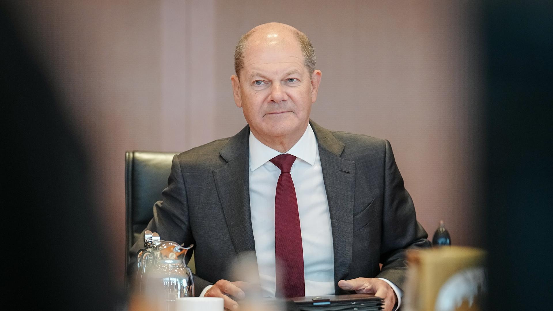 Bundeskanzler Olaf Scholz (SPD) nimmt an einer Sitzung des Bundeskabinetts im Bundeskanzleramt teil.