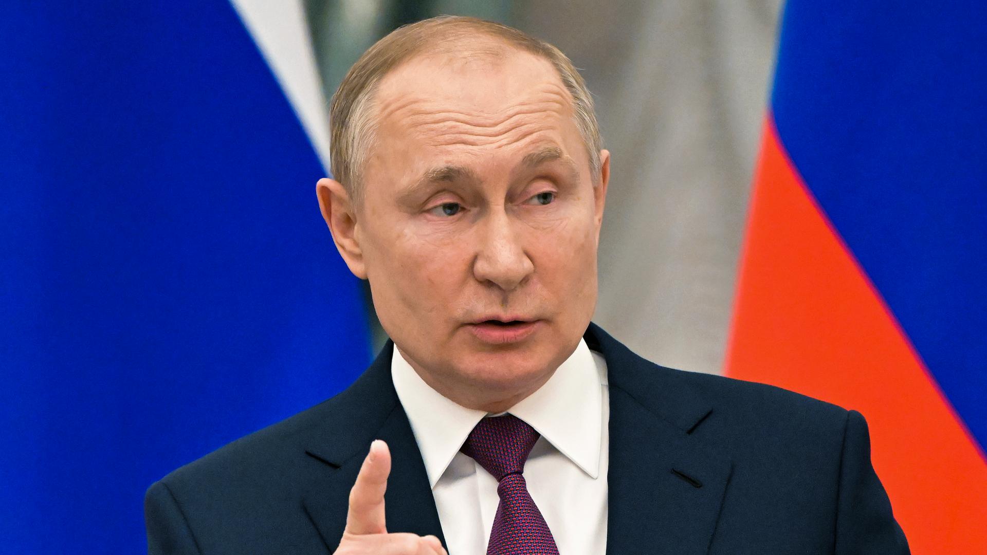 Der russische Präsident Wladimir Putin vor einer russischen Flagge.