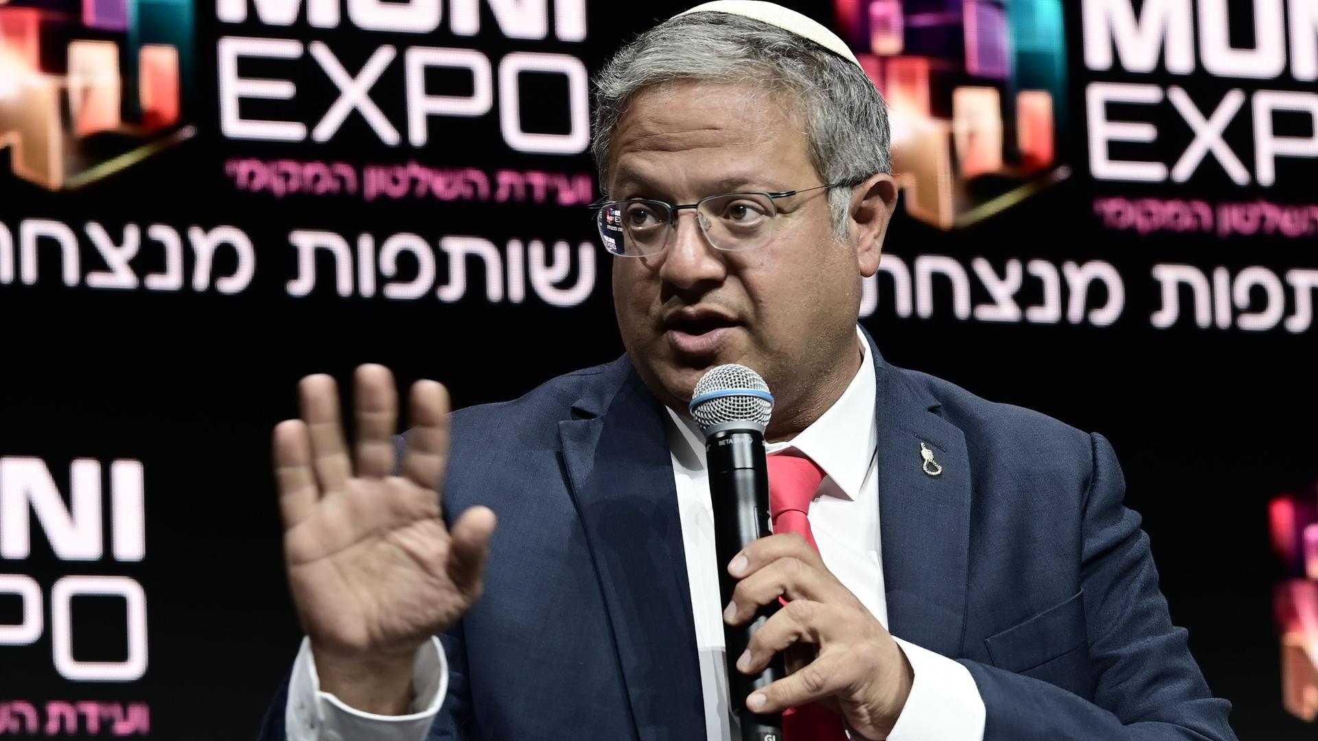 Israels Polizeiminister Itamar Ben-Gvir spricht während eines öffentlichen Auftritts in ein Mikrofon. Israels Polizeiminister Itamar Ben-Gvir spricht während eines öffentlichen Auftritts in ein Mikrofon.