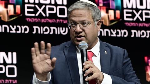 Israels Polizeiminister Itamar Ben-Gvir spricht während eines öffentlichen Auftritts in ein Mikrofon.