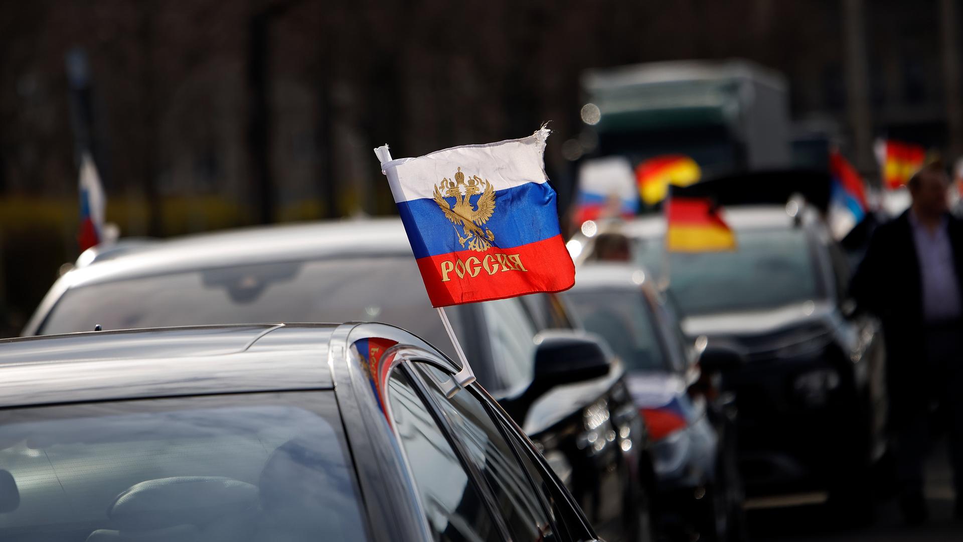 Beckum/NRW: Russische Flagge im Lkw - Ukrainer geht auf A2 auf Kollegen los
