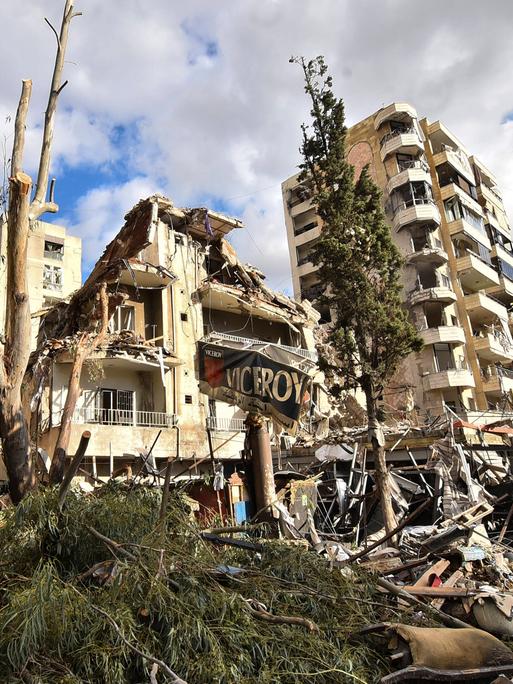 Zerstörte Gebäude in einem Außenbezirk von Beirut nach einem israelischem Luftangriff.