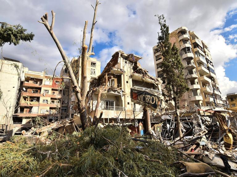 Zerstörte Gebäude in einem Außenbezirk von Beirut nach einem israelischem Luftangriff.