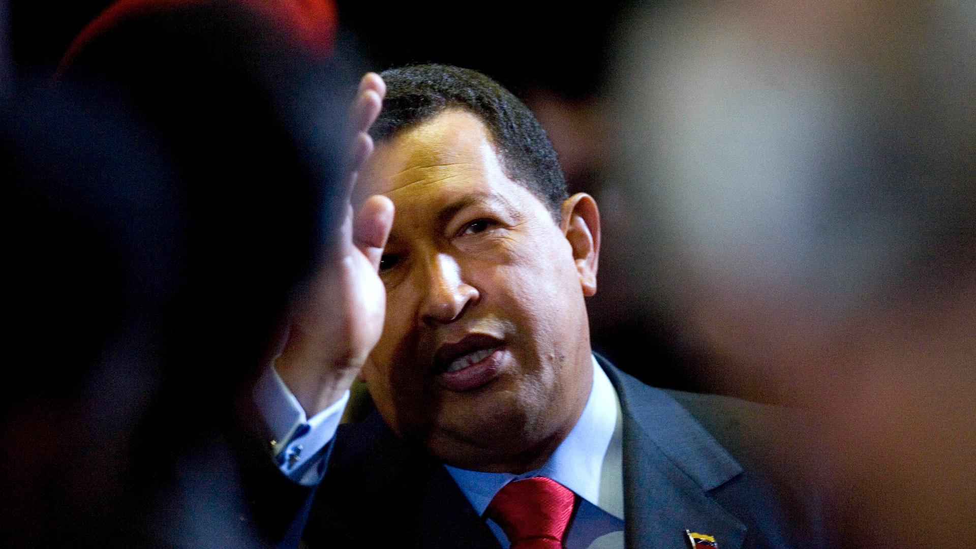 Der ehemalige, venezuelanische President Hugo Chavez (1954-2013) gestikuliert mit einer Hand vor seinem Gesicht. Der ehemalige, venezuelanische President Hugo Chavez (1954-2013) gestikuliert mit einer Hand vor seinem Gesicht.