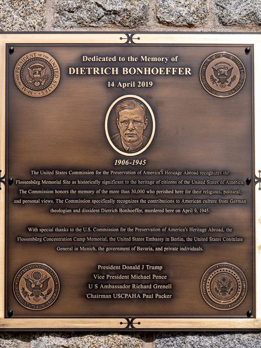 Eine Gedenktafel auf dem Gelände der KZ-Gedenkstätte Flossenbürg erinnert an Dietrich Bonhoeffer, der dort am 9. April 1945 ermordet wurde.