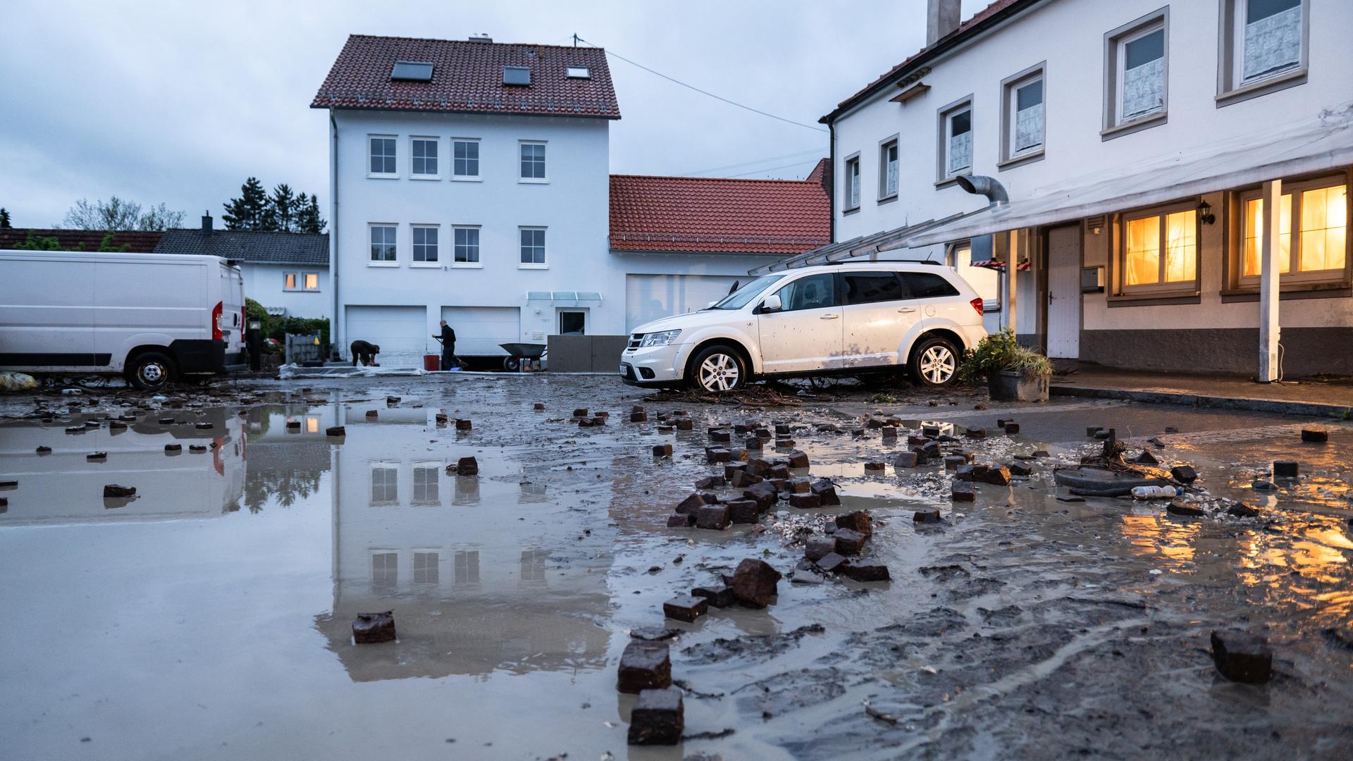 Baden-Württemberg, Bisingen: Steine wurden bei einer Überflutung in der Gemeinde Bisingen im Zollernalbkreis herausgerissen. Der Bisinger Martkplatz und die Straßen rund um das Ortszentrum stehen unter Wasser. 