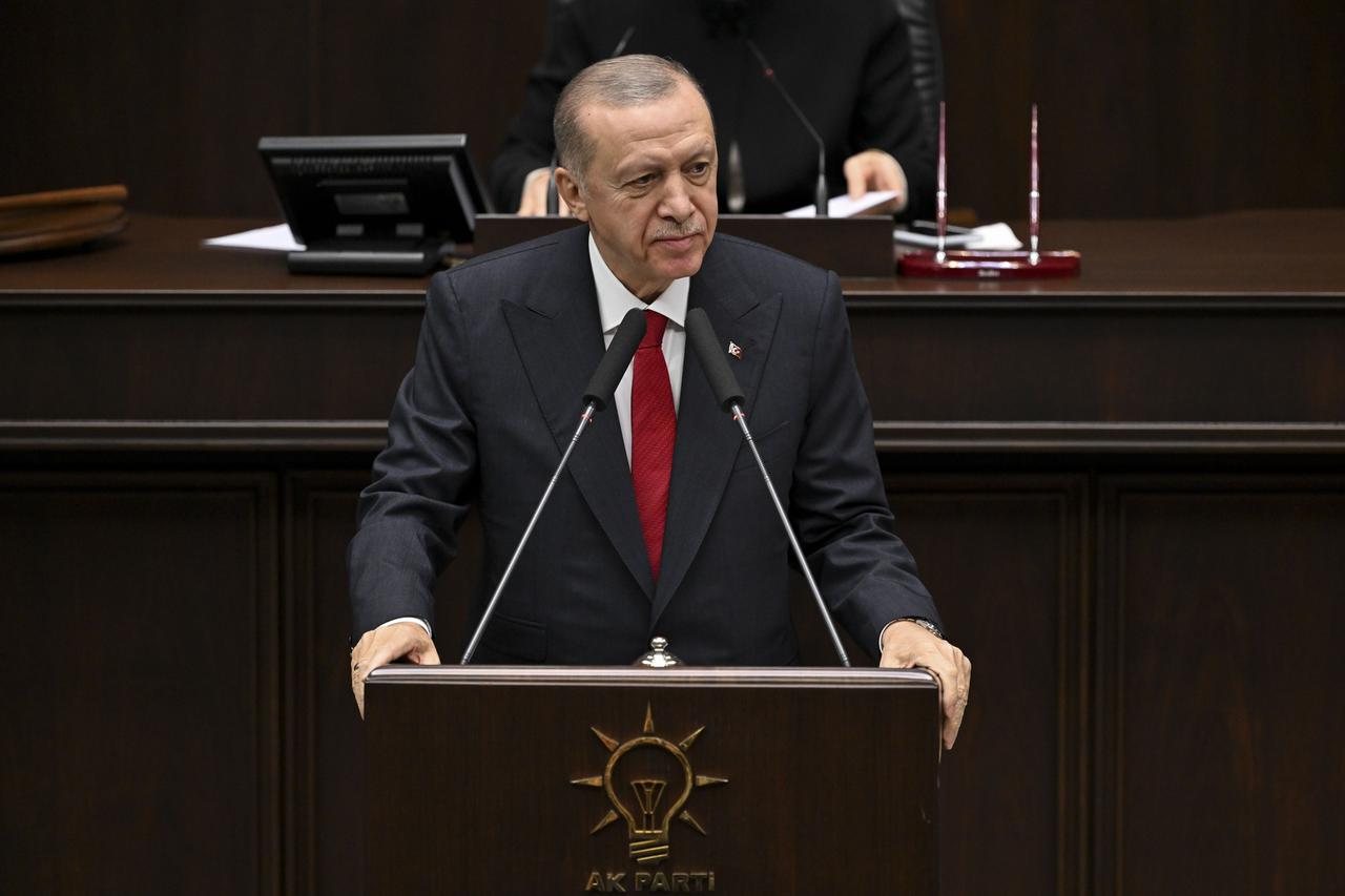 Der türkische Präsident Erdogan spricht im Parlament in Ankara.