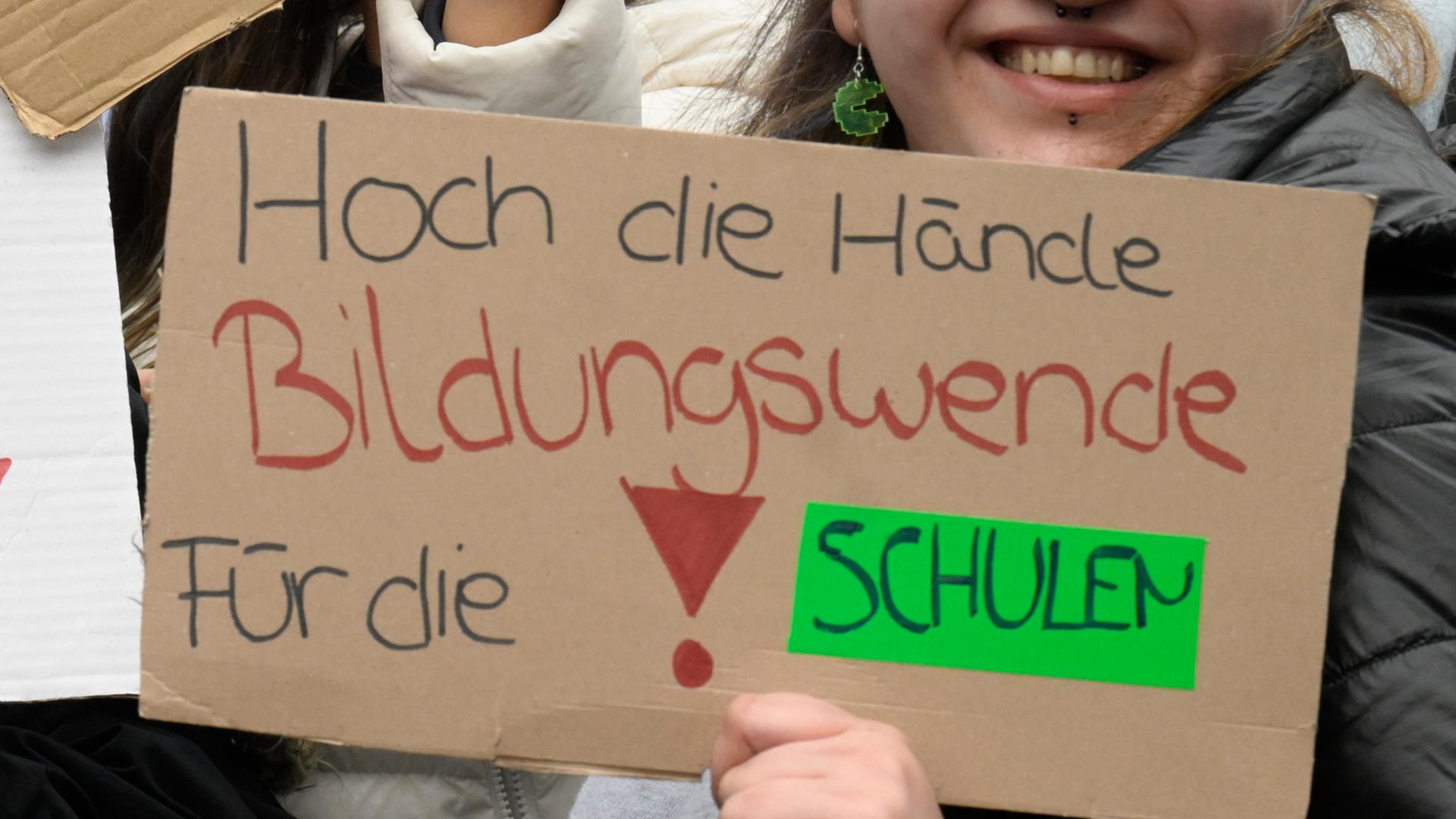 Ein Papp-Plakat mit der Aufschrift: "Hoch die Hände - Bildungswende. Für die Schulen!" 