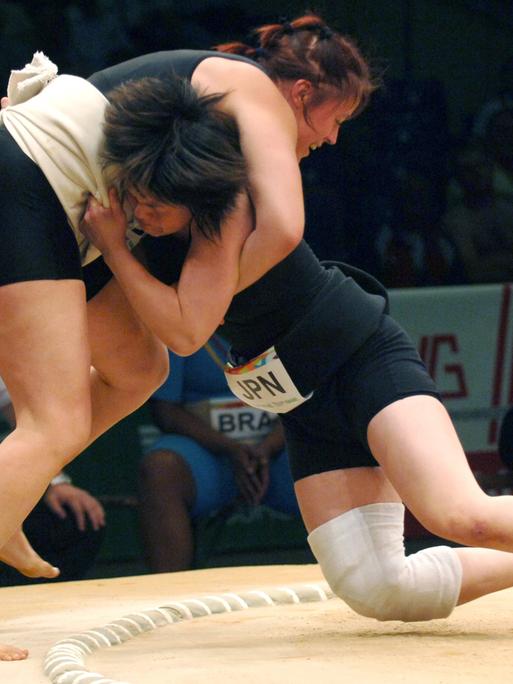 Die japanische Sumo-Ringerin Satomi Ishigaya (rechts) schiebt ihre deutsche Gegnerin Nicole Hehemann am Mittwoch (20.07.2005) während der World Games 2005 in Duisburg aus dem Ring. 