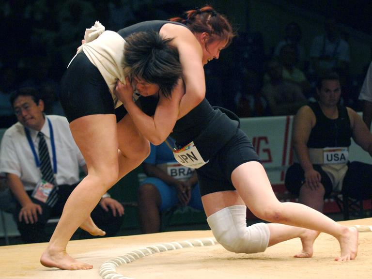 Die japanische Sumo-Ringerin Satomi Ishigaya (rechts) schiebt ihre deutsche Gegnerin Nicole Hehemann am Mittwoch (20.07.2005) während der World Games 2005 in Duisburg aus dem Ring. 